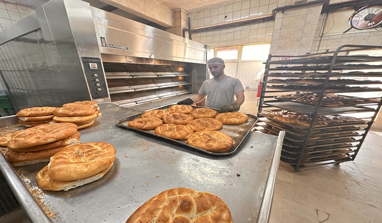 Körfez Halk Ekmek’te 20 TL’den 120 bin pide satış noktalarına ulaştırıldı