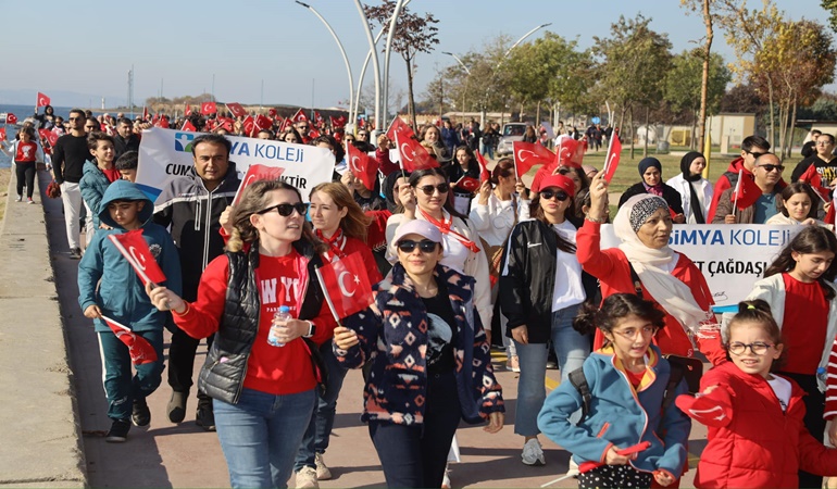 Körfezliler, Cumhuriyet şarkıları eşliğinde yürüdü