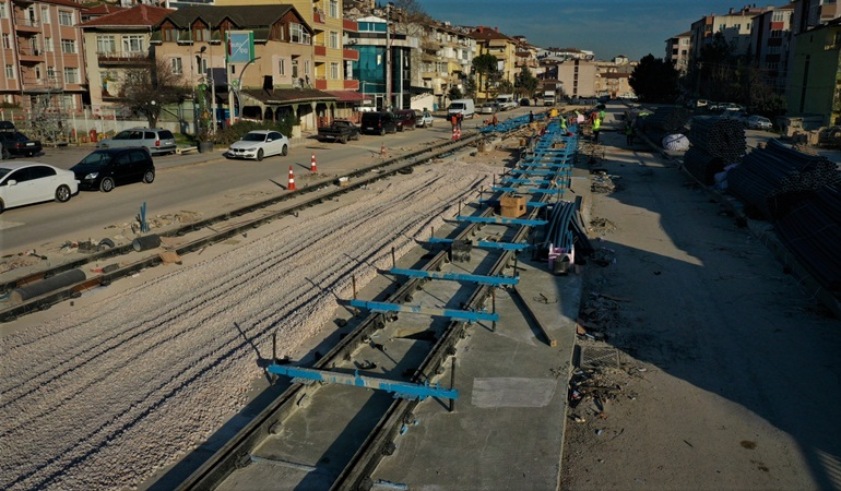 Kuruçeşme tramvayında kirişler tamam sıra raylara geldi