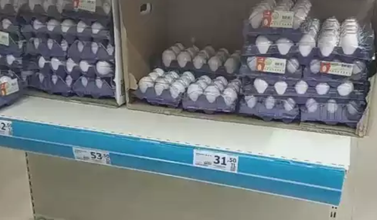 Zincir marketin raflarında kurtlu yumurtalar