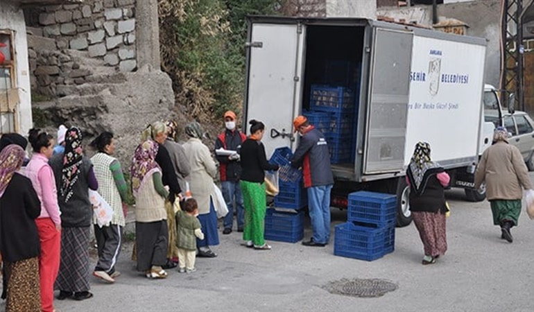 Milyonlarca kişi sosyal yardımlarla geçinmeye çalışıyor