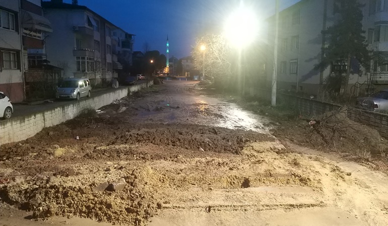 Molozlar alındı, çamura bulanan yol temizlenmedi