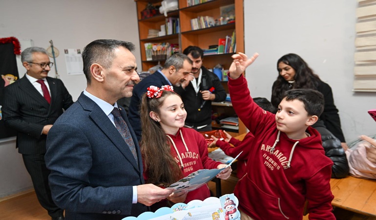 Öğrenciler karnelerini Vali Aktaş’ın elinden aldılar