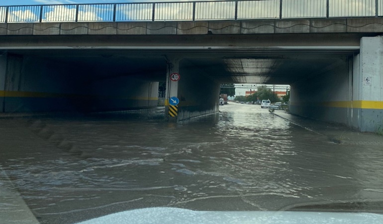 Otoban geçidi yağmurda göle döndü