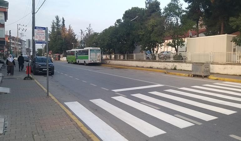 Otobüs durağı önüne yaya geçidi çizgileri çizildi