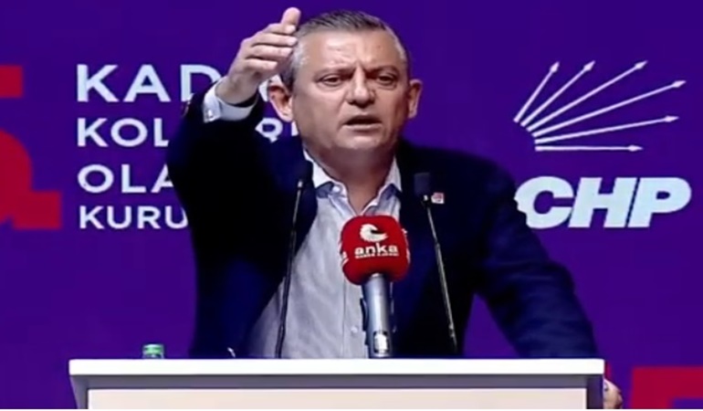 Özgür Özel slogan atan partilileri salondan attırdı!