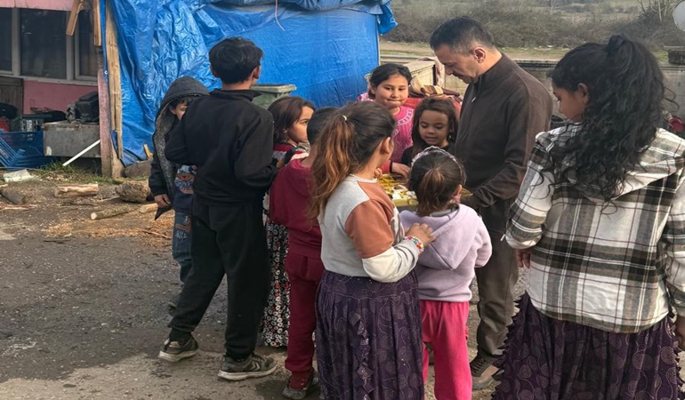 Roman mahallesinde çocuklar Vali Aktaş’ın etrafını sardı!