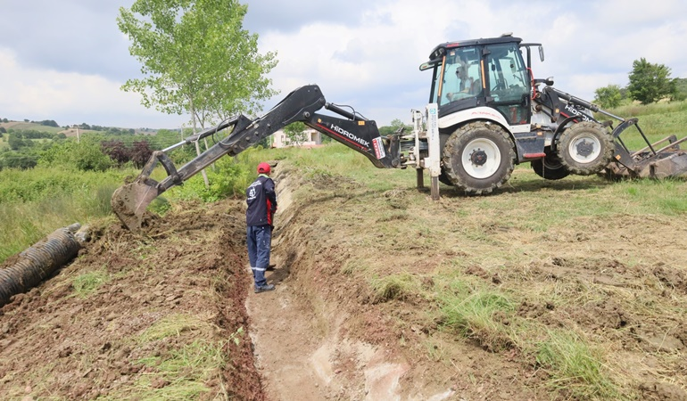 Tarım arazilerini besleyen sulama kanalları temizleniyor