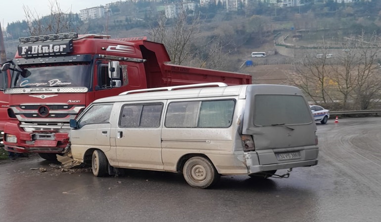 Taş taşıyan kamyonlar kazalara davetiye çıkarıyor, yetkililer seyrediyor!