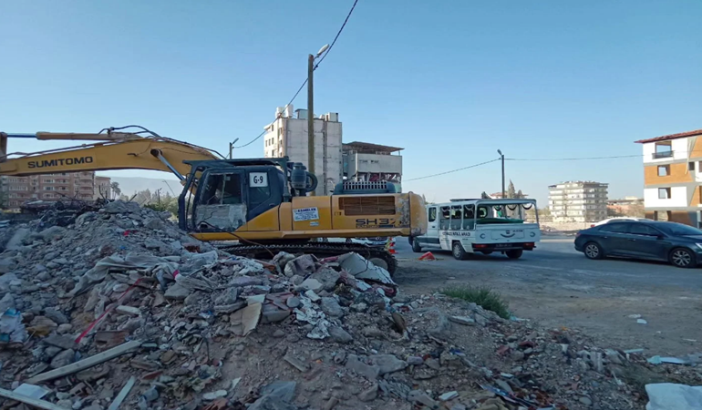 Temel kazısı sırasında enkazdan ceset çıktı