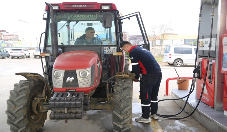 Traktörün deposunu dolduran çiftçi tarlanın yolunu tutuyor