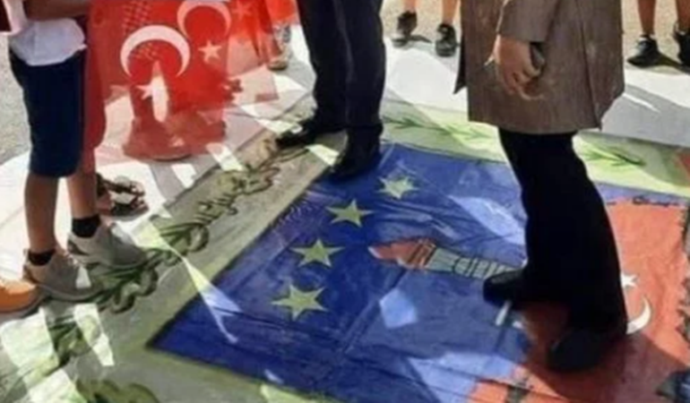 Türk bayrağını ayaklar altına aldılar