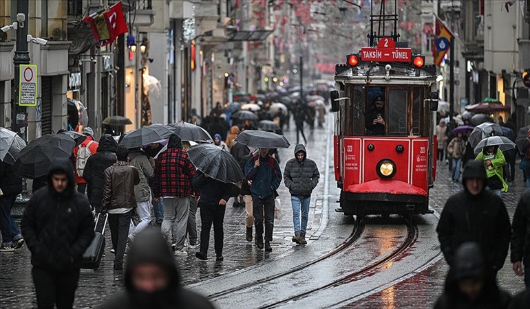 Türk nüfusu giderek azalıyor, göçmenler fazla çocuk doğuruyor