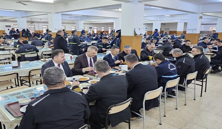 Vali Aktaş tersane işçileri ile yemek yedi