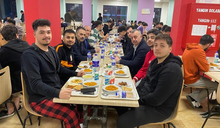 Vali Aktaş ve Başkan Büyükakın öğrencilerle iftarda buluştu