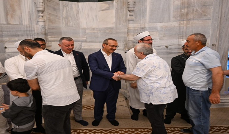 Vali Yavuz ve Başkan Büyükakın vatandaşlarla bayramlaştı