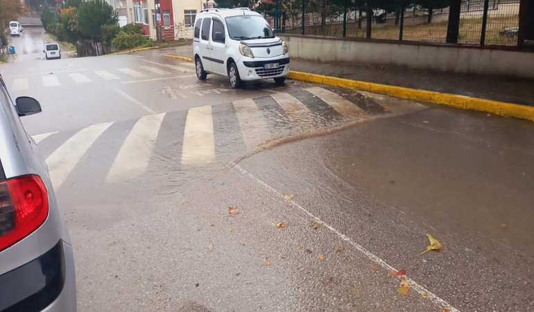 Yağmur suyu gideri yapılmadığı için yol göle döndü