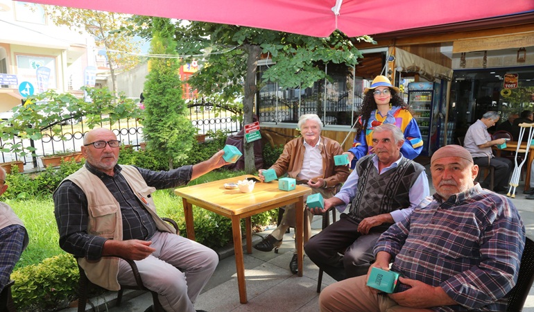 Yeşil İhsaniye Elma Festivali’nde 2 ton elma dağıtıldı