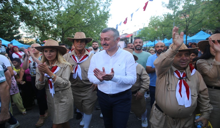 Yeşilçam Vokal Grubu Gültepelilere unutulmaz bir eğlence yaşattı