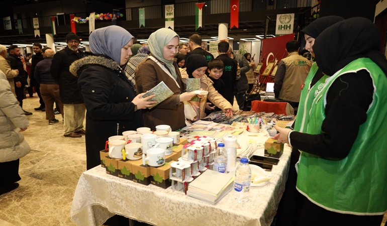 Yetim gecesinde Gazze için bağışta bulundular