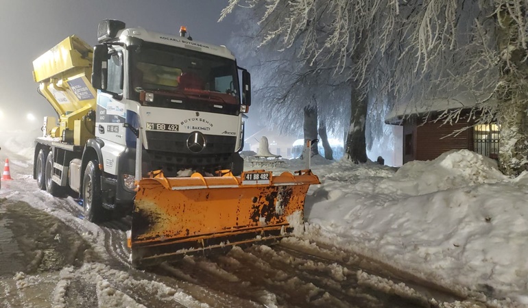 Yüksek kesimlerde kar temizleme mesaisi